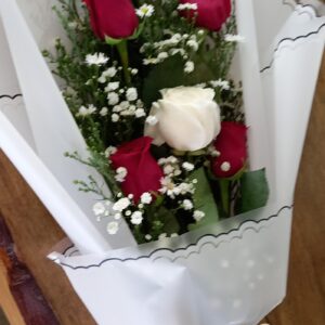 5 rosas rojas y1 blanca